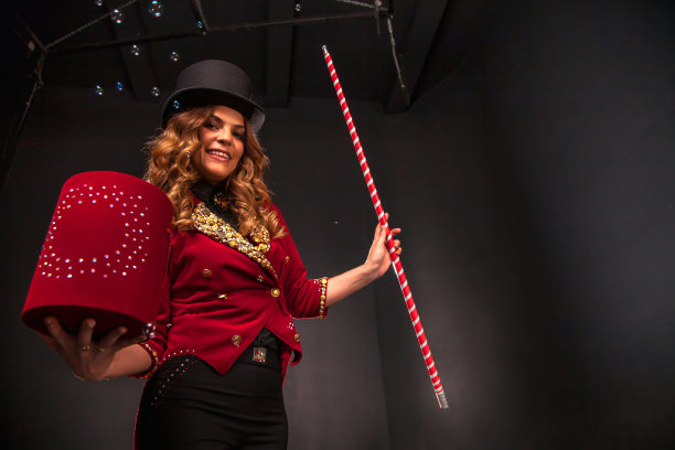 女魔术师用肥皂泡做表演，是个魔术师图片下载