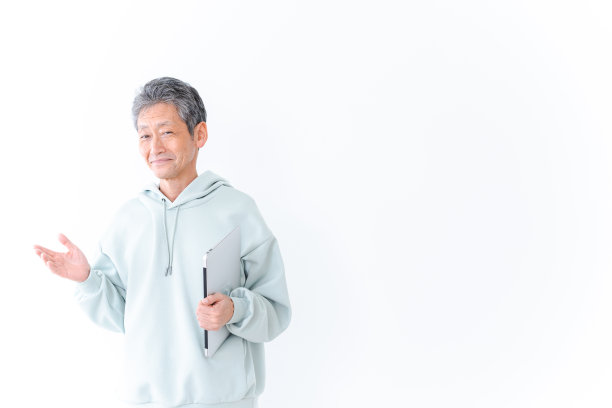 拿着笔记本电脑的老人图片下载