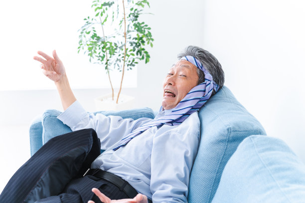 醉醺醺的商人睡在沙发上图片下载