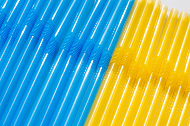 乌克兰国旗颜色的鸡尾酒塑料吸管。蓝色和黄色的鸡尾酒管特写图片下载