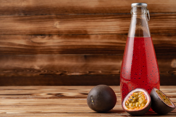 水果饮料与百香果在木制背景图片下载