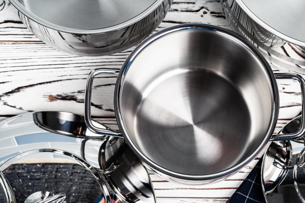 厨房柜台上炊具的特写照片图片下载