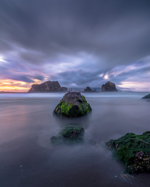 早晨的岩石和乌云图片下载