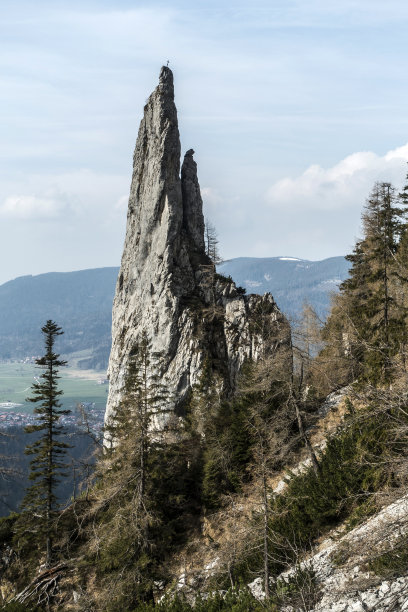 琴高阿尔卑斯山的岩塔图片下载