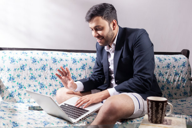 企业家在家参加在线商务会议图片下载