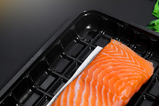 超市出售的三文鱼采用塑料包装，包装上有食品吸收剂，适合食品店销售图片下载