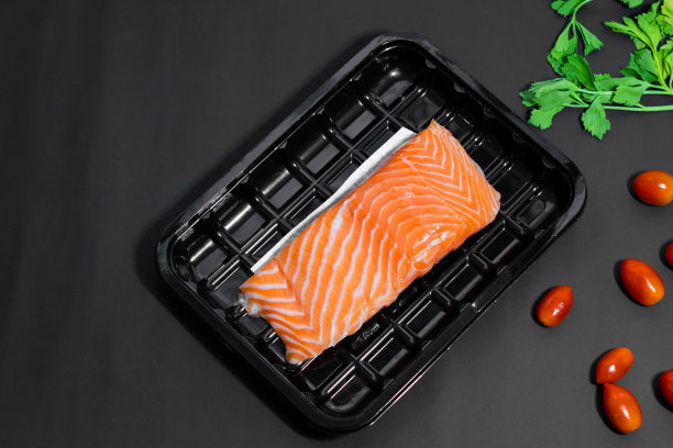 超市出售的三文鱼采用塑料包装，包装上有食品吸收剂，适合食品店销售图片下载