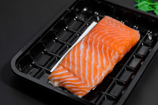 超市出售的三文鱼采用塑料包装，包装上有食品吸收剂，适合食品店销售图片下载