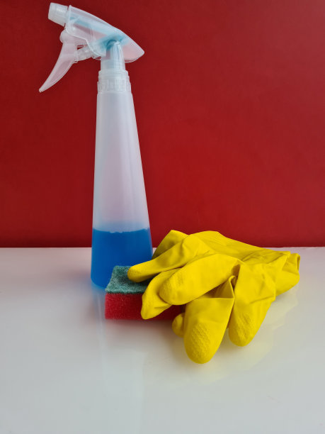 手套、毛巾和消毒剂喷在红色背景上图片下载