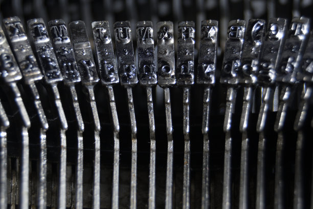 旧qwerty打字机的打字键上带有颜色的字母图片下载