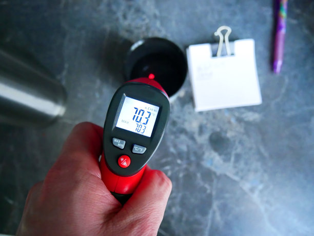 用于测量摄氏温度和开尔文的高温计。图片下载