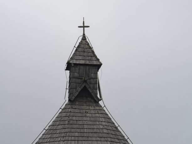 特写照片的木制塔与十字架的教堂的雪，Velika Planina，斯洛文尼亚图片下载