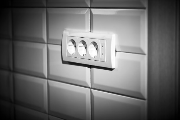 墙上有现代电器插座。图片下载