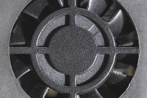 电脑风扇在黑色背景上的特写图片下载