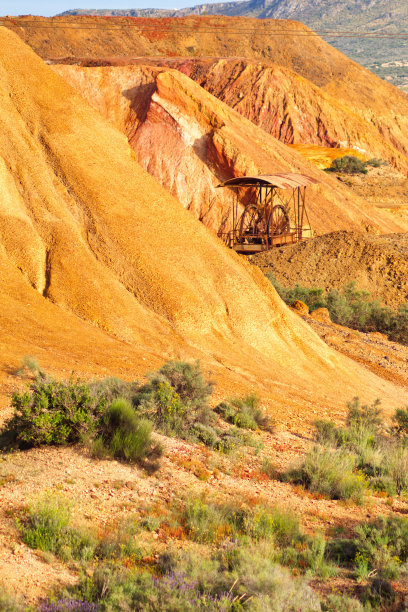 穆尔西亚Mazarrón一座废弃矿井中的废弃矿石提取塔图片下载