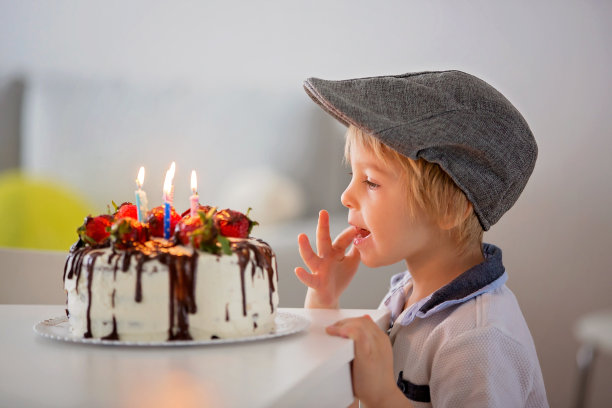 四岁的金发小孩，学前班男孩，在家自制蛋糕庆祝生日图片下载