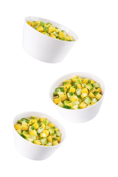 芒果牛油果黄瓜沙拉在一个碗在白色孤立的背景图片下载