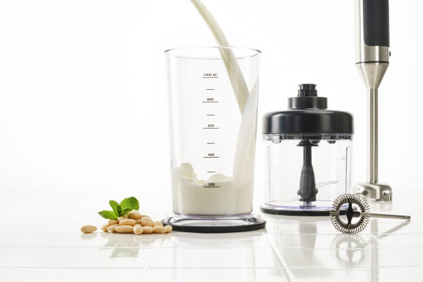 将牛奶倒入玻璃杯中。图片下载