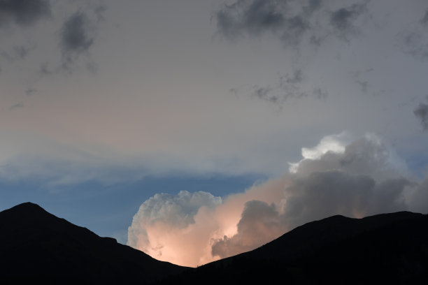 山谷中落日余晖下的朵朵白云图片下载