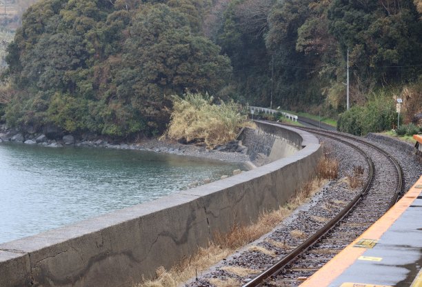 沿海行驶的弯曲铁轨图片下载