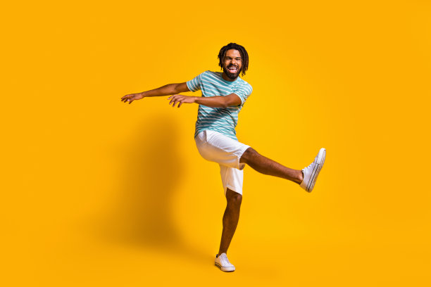 全长照片肖像无忧无虑的非洲裔美国人踢跳舞孤立在生动的黄色背景图片下载