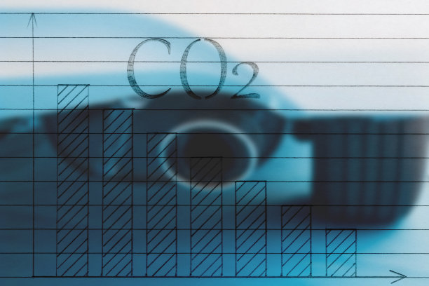 手绘的逐渐减少的列显示二氧化碳减少趋势与模糊的背景汽车排气管图片下载