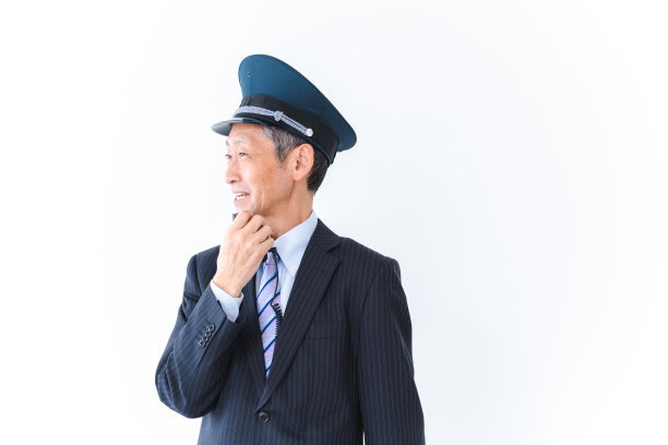 男列车长在车厢里广播图片下载