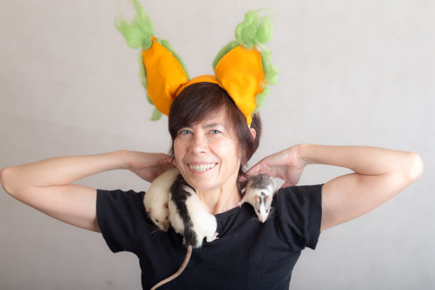 有三只家鼠的女人图片下载