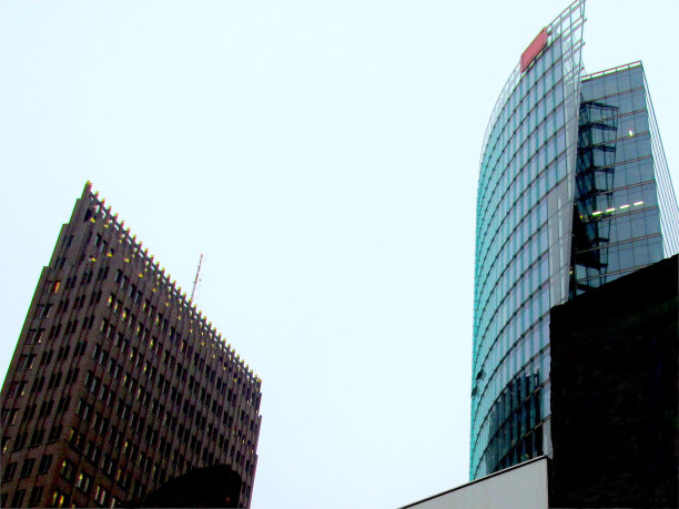 柏林波茨坦广场多云的暮色现代商业摩天大楼墙外的建筑剪影图片下载