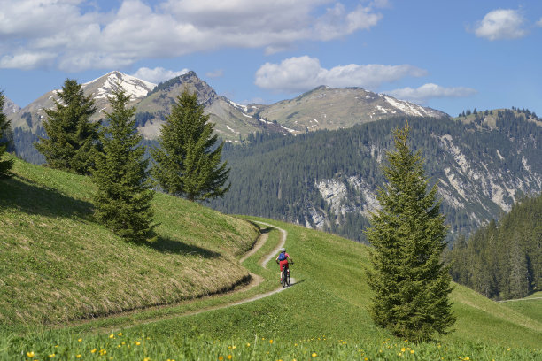 奥地利蒂罗尔，一名骑着电动山地车的女子图片下载