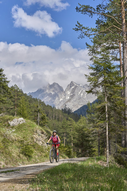 奥地利蒂罗尔，一名骑着电动山地车的女子图片下载