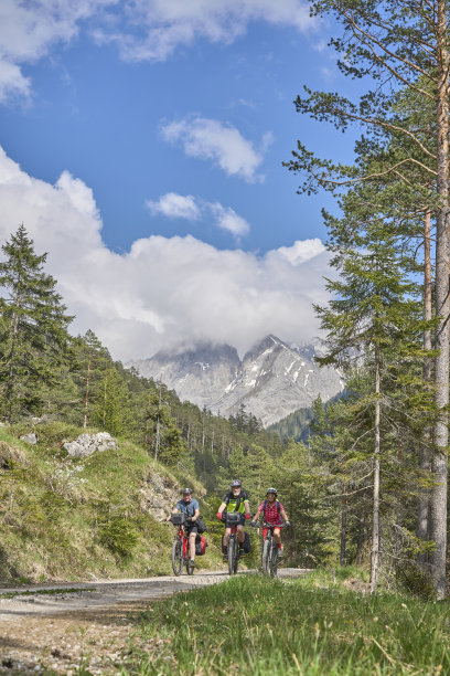 奥地利蒂罗尔山区，3名老年人骑着电动自行车图片下载