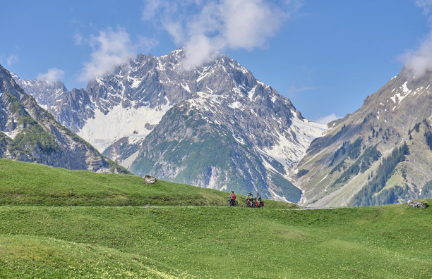 奥地利蒂罗尔山区，3名老年人骑着电动自行车图片下载