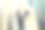一个年轻人在纽约办公大楼外用笔记本电脑工作图片下载