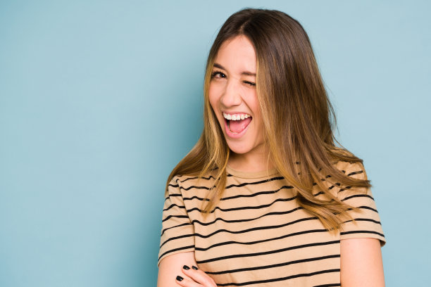 一个女人在演播室里眨眼调情图片下载