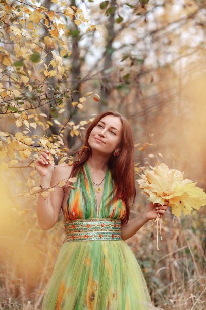 年轻女子走在秋日季节公园的户外，快乐金秋图片下载