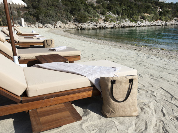 带伞的沙滩椅和美丽的沙滩图片下载