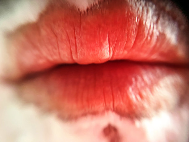 年长男子嘴唇特写刮胡子图片下载