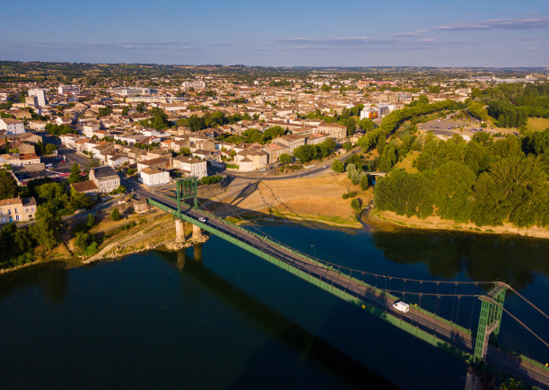 带吊桥的马尔曼德岛图片下载