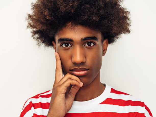 情绪激动的非洲裔美国人，留着非洲发型图片下载