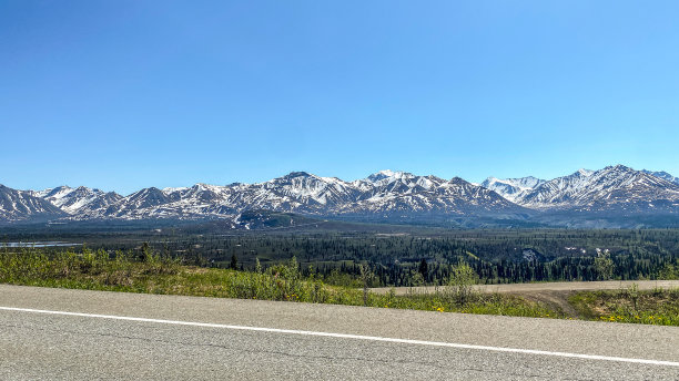 在春天穿越阿拉斯加图片下载