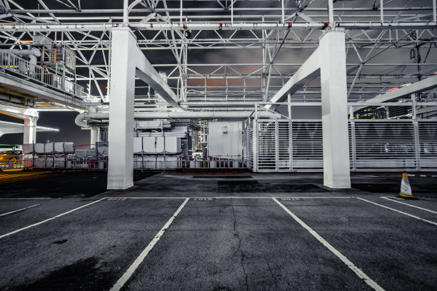 空砖平台，背景是香港的夜景图片下载