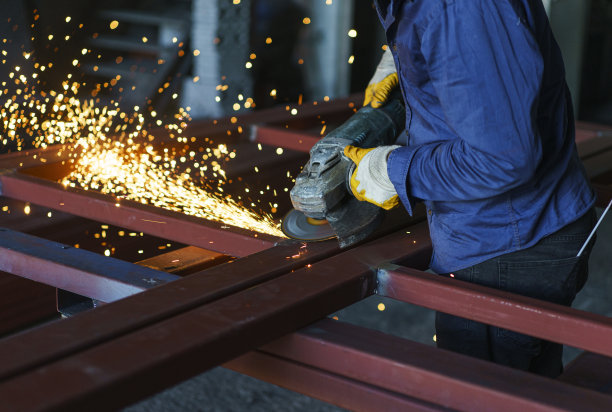 在车间使用磨床的体力劳动者图片下载