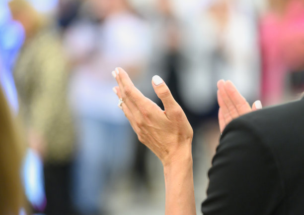 一名妇女在公共场合鼓掌图片下载