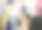 一名妇女在公共场合鼓掌图片下载