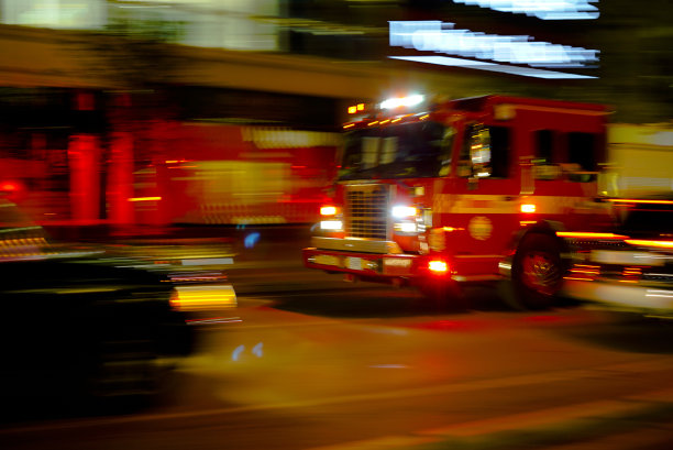 晚上开着消防车图片下载