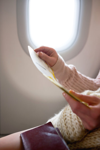 在飞机上看说明书的女人图片下载
