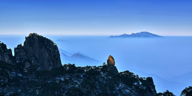 日出云海上的黄山图片下载