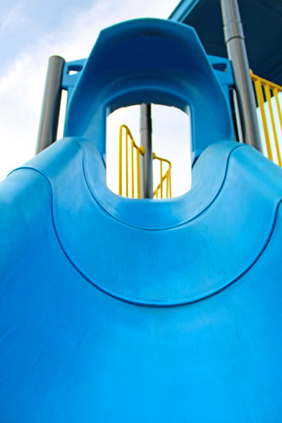 抬头看着操场上的蓝色滑梯图片下载