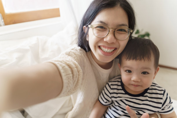 中国妈妈和她的儿子用智能手机自拍图片下载